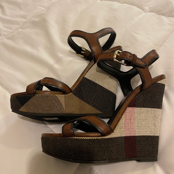 Burberry woman shoes - Picture 1 of 3